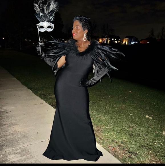 Fashion nova maxi dress with feathers - Picture 7 of 16